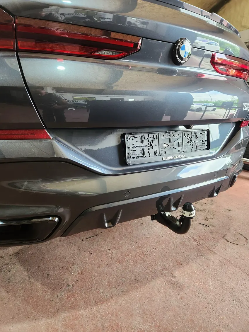 Attache remorque amovible posée sur une BMW par Attaches Djou